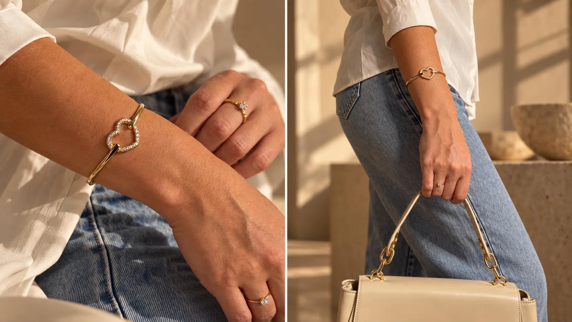 Bracelete de coração cravejado e anel solitário banhados a ouro, com calça jeans e bolsa creme